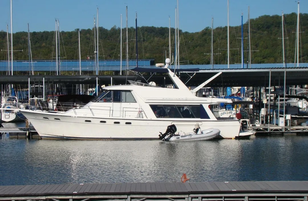 Side profile of our Bayliner 4788, Além Mar, afloat with the dinghy alongside